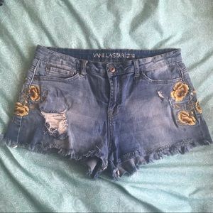 Vanilla Star Junior Size 13 Mid-Rise Medium Wash Embroidered Shorts